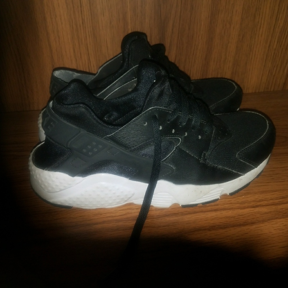Nikes - Picture 2 of 3
